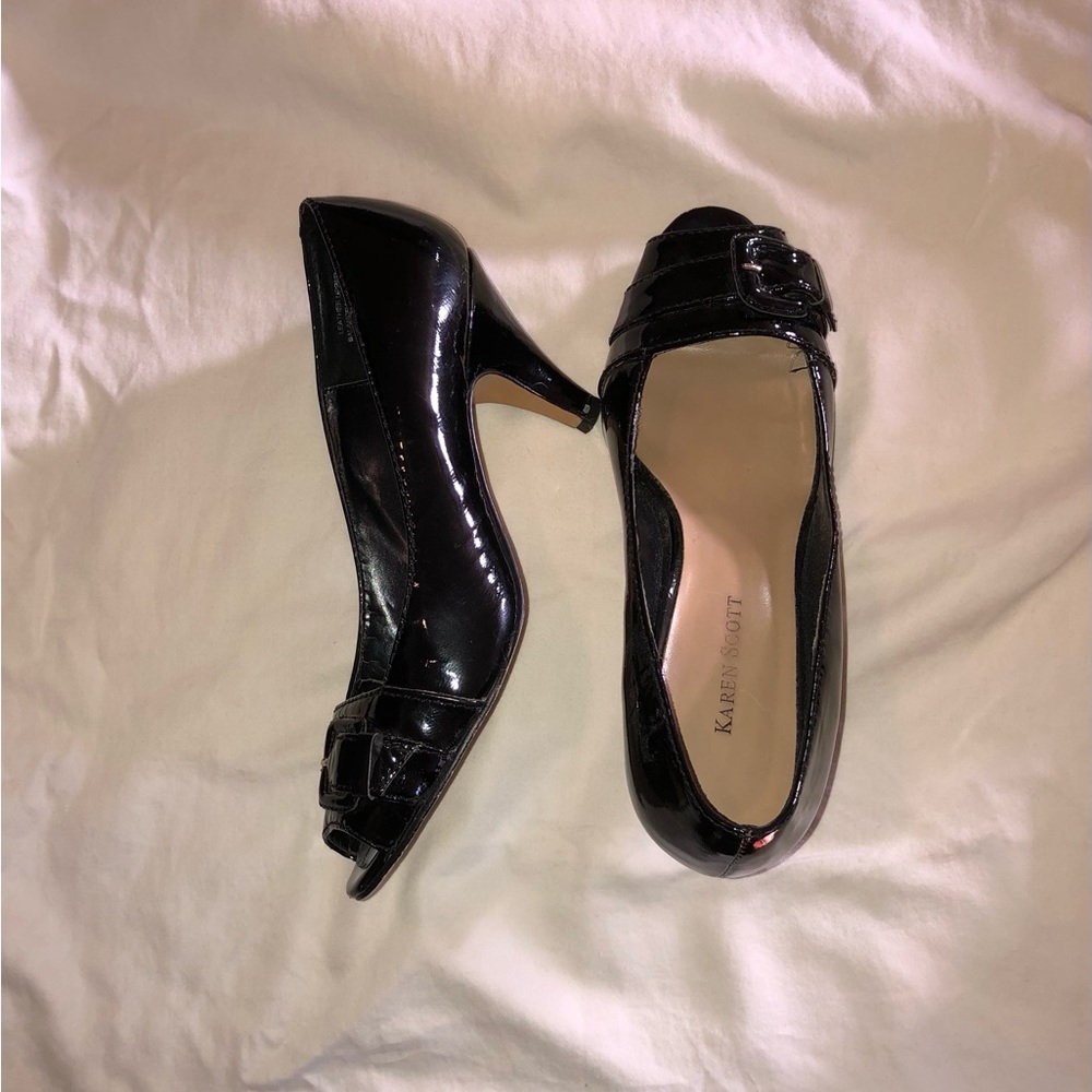 717. Karen Scott Buckle Accent Peep Toe Leather Pumps